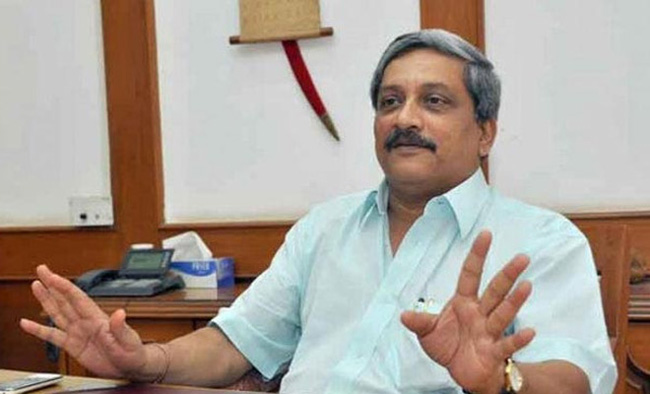 manohar parriker,defence minister,media,controversy  ఆరు నెలలు మాట్లాడనంటున్న కేంద్ర మంత్రి..!!